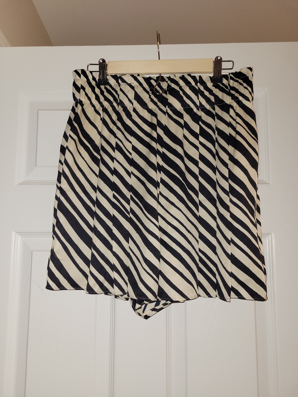 Ann Taylor Black and Cream High Waisted Women's Shorts - NWT - Medium